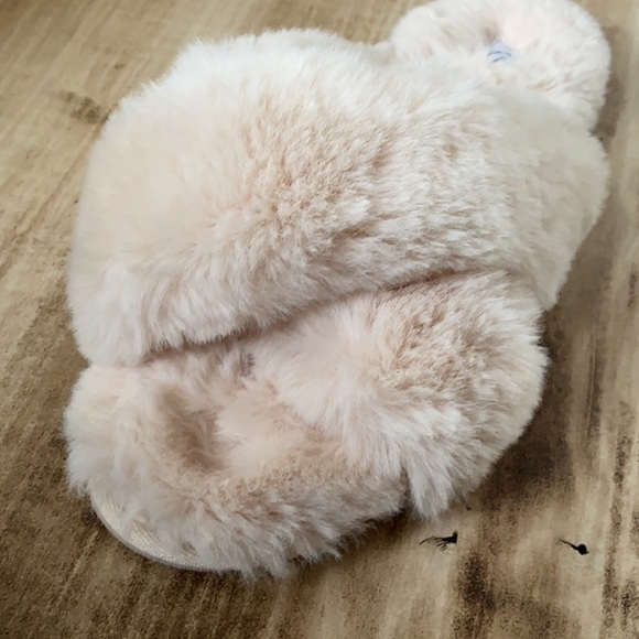 A MTL 1980 Cream Cross Band Fuzzy Slippers - Picture 5 of 7